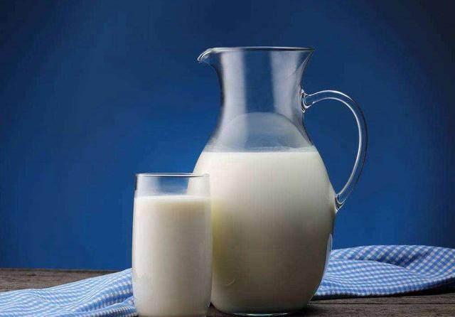 牛奶到底早晨喝，还是晚上喝？营养师：有4类人真的不适合喝牛奶