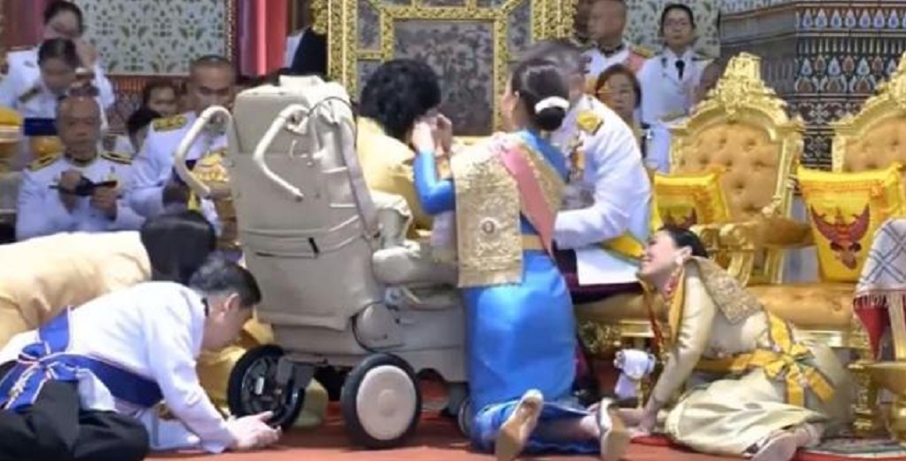 尴尬的贵妃，67岁泰王原配和王后都有座位，诗尼娜站着面露不爽！