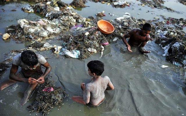 印度恒河浮尸遍野，女人照样在河里洗澡，男人直接喝河水
