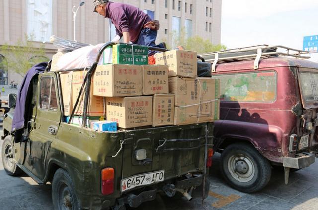 蒙古大妞每天开比自己还老的嘎斯69出入国境，这车比货车还能装