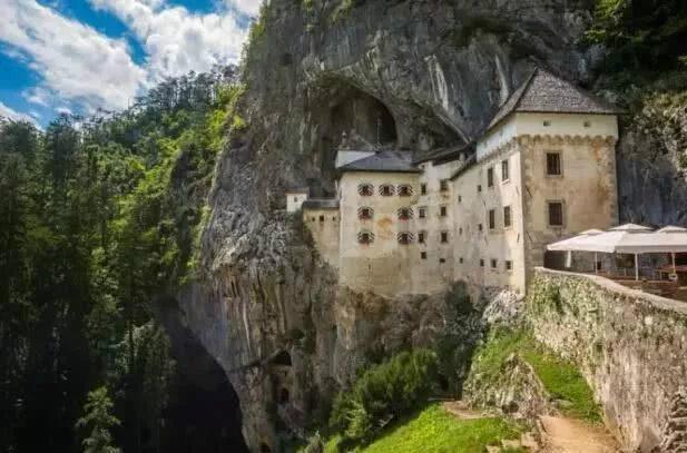 全球唯一建在山洞里的城堡，悬崖陡峭难修建，耗时4个世纪