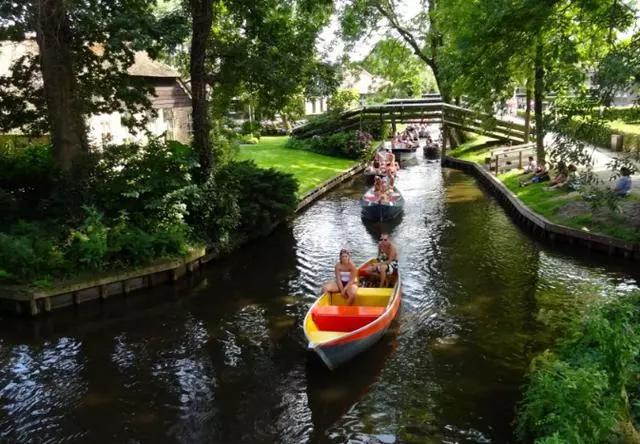 荷兰有一个享受自然的小镇，700年不修公路，出行靠划船