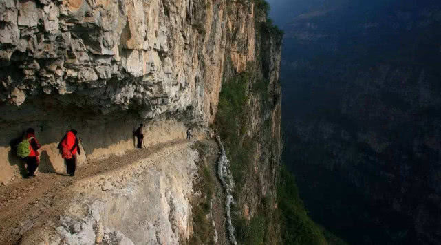 它是国内十大最美峡谷，对外之路仅有几十厘米宽，你愿意当村民吗