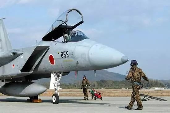 日本吹上天的F15J战机曝出真实面目：这才知道让美国人给坑惨了