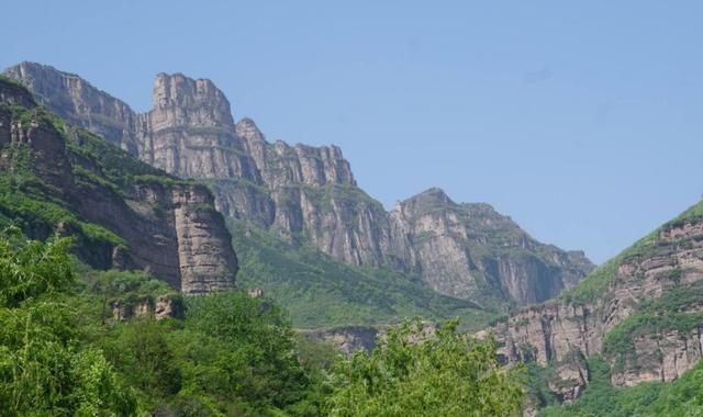 一组照片看中国最壮观的山，真正意义上的夹缝生存
