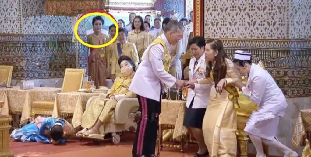 尴尬的贵妃，67岁泰王原配和王后都有座位，诗尼娜站着面露不爽！