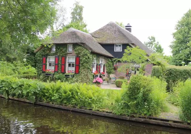 荷兰有一个享受自然的小镇，700年不修公路，出行靠划船