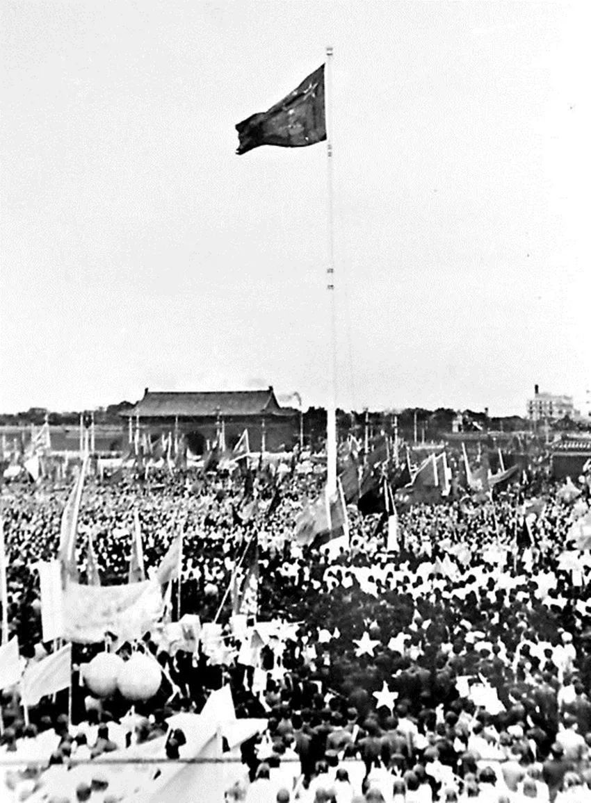 揭秘开国大典：升国旗需要35米高的旗杆，差点难倒中国人！