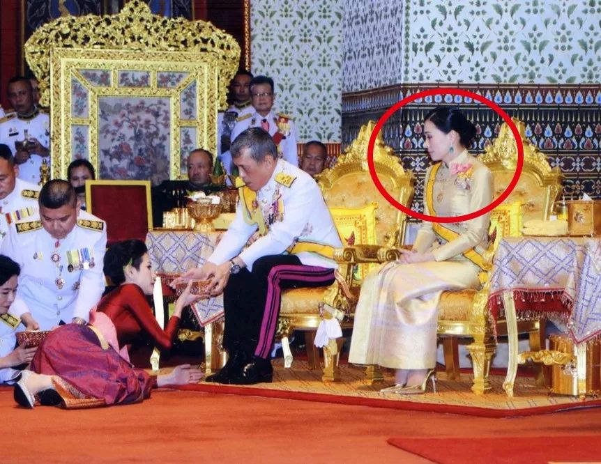 泰国王后受三大屈辱，国王纳妃只是其一，为了地位她只能咬牙坚持