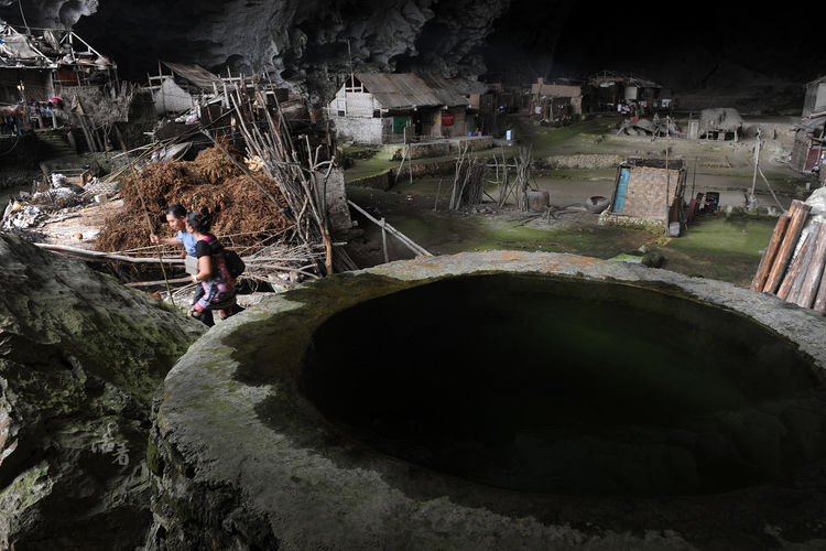 国内唯一一个山洞里的村落，房子没有屋顶，村民舍不得离开