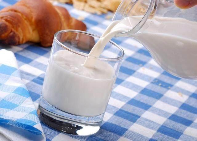 牛奶到底早晨喝，还是晚上喝？营养师：有4类人真的不适合喝牛奶