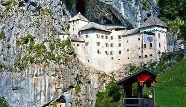 全球唯一建在山洞里的城堡，悬崖陡峭难修建，耗时4个世纪