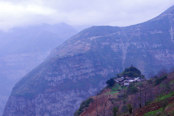 隐于云中的彝族村落，几百年与世隔绝，很多村民一生都没下过山！
